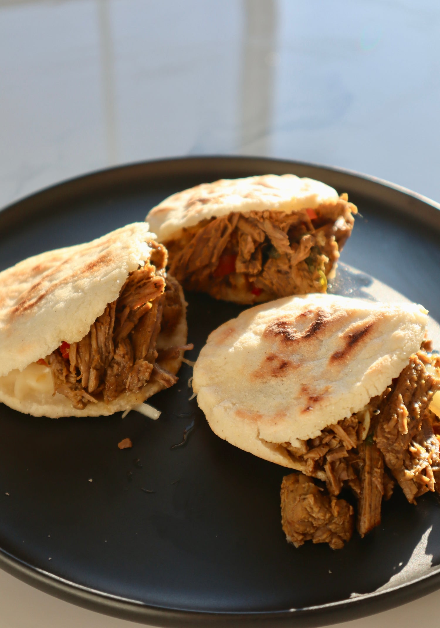 Arepas con Carne Mechada